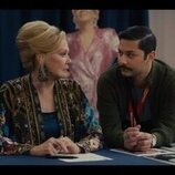 Mark Indelicato y Jean Smart en la temporada 5 y el capítulo 02 de 'Hacks'