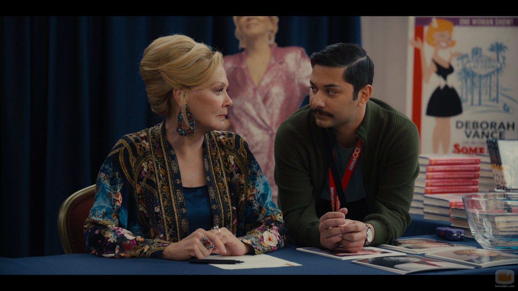 Mark Indelicato y Jean Smart en la temporada 5 y el capítulo 02 de 'Hacks'