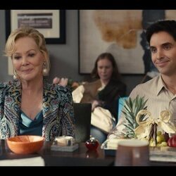 Jean Smart y Paul W. Downs en 5x02 'La Fan Número Uno' de 'Hacks'
