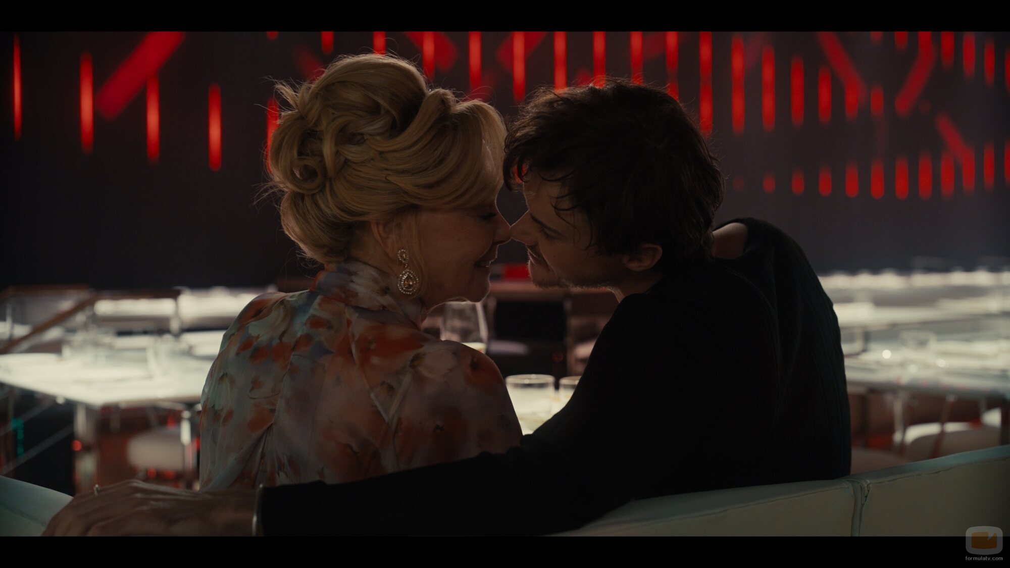 Jean Smart y Christopher Briney en la temporada 5 y el capítulo 03 de 'Hacks'