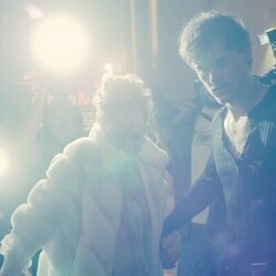 Plano de Jean Smart y Christopher Briney en la temporada 5 y el capítulo 03 de 'Hacks'