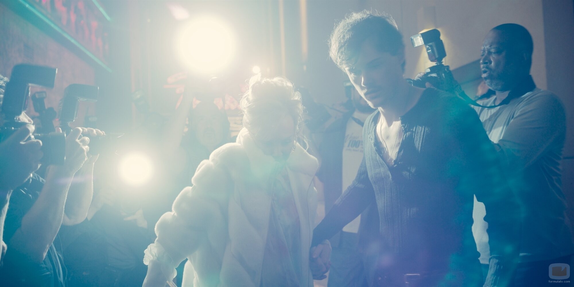 Plano de Jean Smart y Christopher Briney en la temporada 5 y el capítulo 03 de 'Hacks'