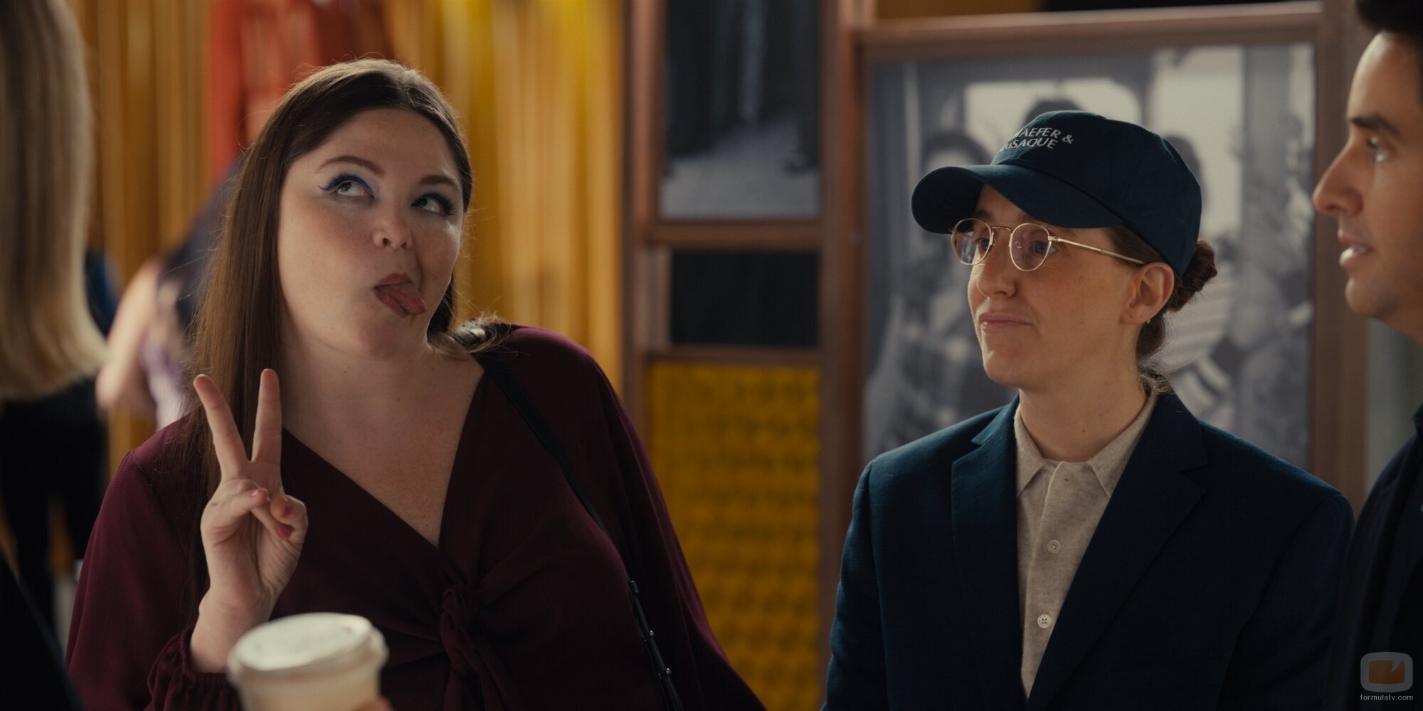 Escena de Megan Stalter y Robby Hoffman en 5x04 titulado '¿Quién Hace La Cena?' de 'Hacks'