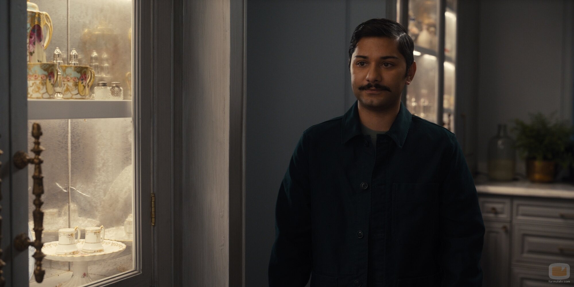 Mark Indelicato en la temporada 5 y el capítulo 05 de 'Hacks'