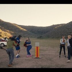 Fotograma de 'D'Amazing Race' de 'Hacks'