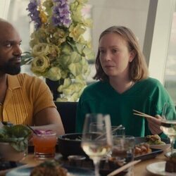 Carl Clemons-Hopkins y Hannah Einbinder en Capítulo 6 titulado 'Quikscribbl' de 'Hacks'