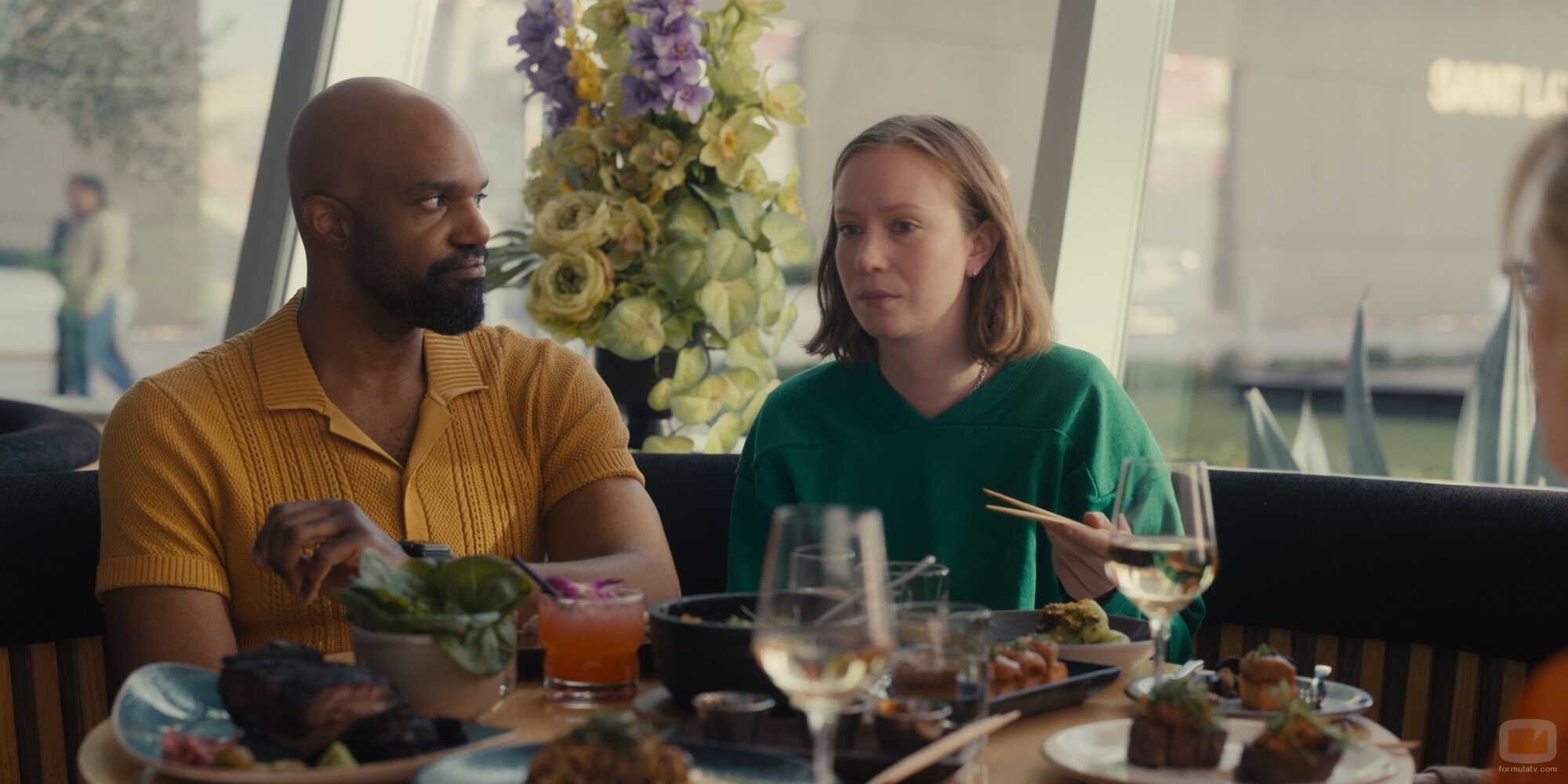 Carl Clemons-Hopkins y Hannah Einbinder en Capítulo 6 titulado 'Quikscribbl' de 'Hacks'