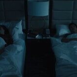 Paul W. Downs y Megan Stalter en el 5x06 de 'Hacks'