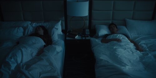 Paul W. Downs y Megan Stalter en el 5x06 de 'Hacks'