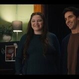 Paul W. Downs y Megan Stalter en 5x06 'Quikscribbl' de 'Hacks'