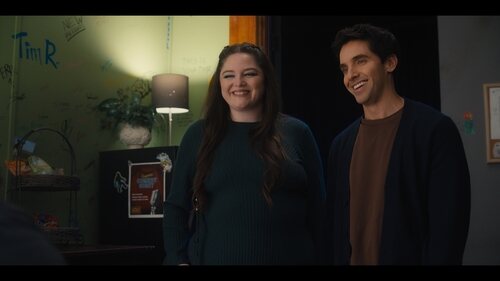 Paul W. Downs y Megan Stalter en 5x06 'Quikscribbl' de 'Hacks'