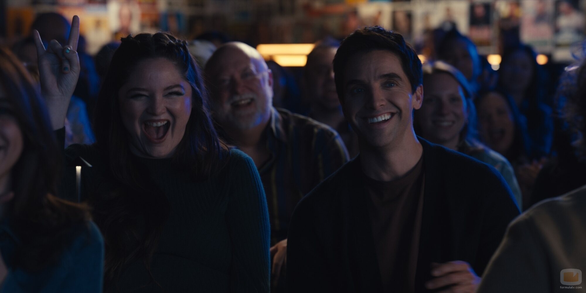 Paul W. Downs y Megan Stalter en la temporada 5 y el capítulo 06 de 'Hacks'