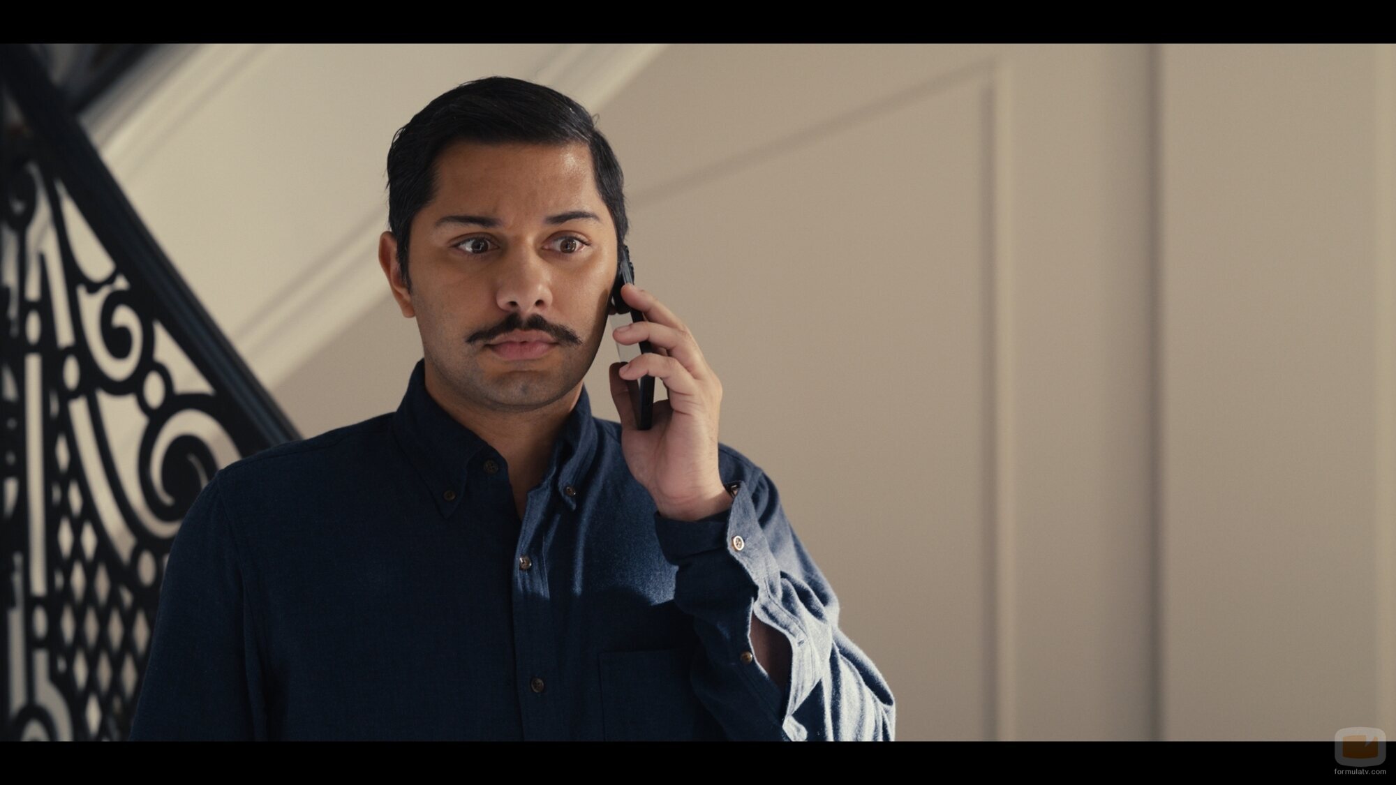 Mark Indelicato en la temporada 5 y el capítulo 07 de 'Hacks'