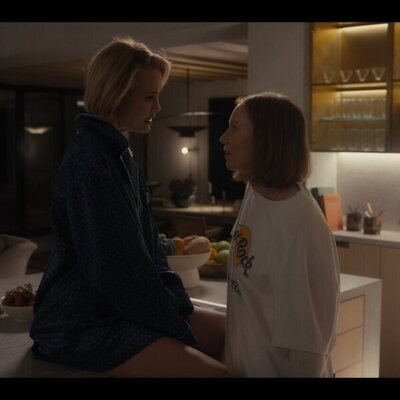 Hannah Einbinder y Leslie Bibb en 'Montecito' de 'Hacks'