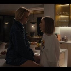Hannah Einbinder y Leslie Bibb en 'Montecito' de 'Hacks'