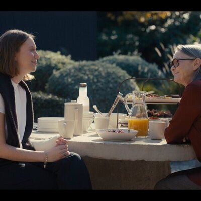 Hannah Einbinder y Cherry Jones en 'Montecito' de 'Hacks'