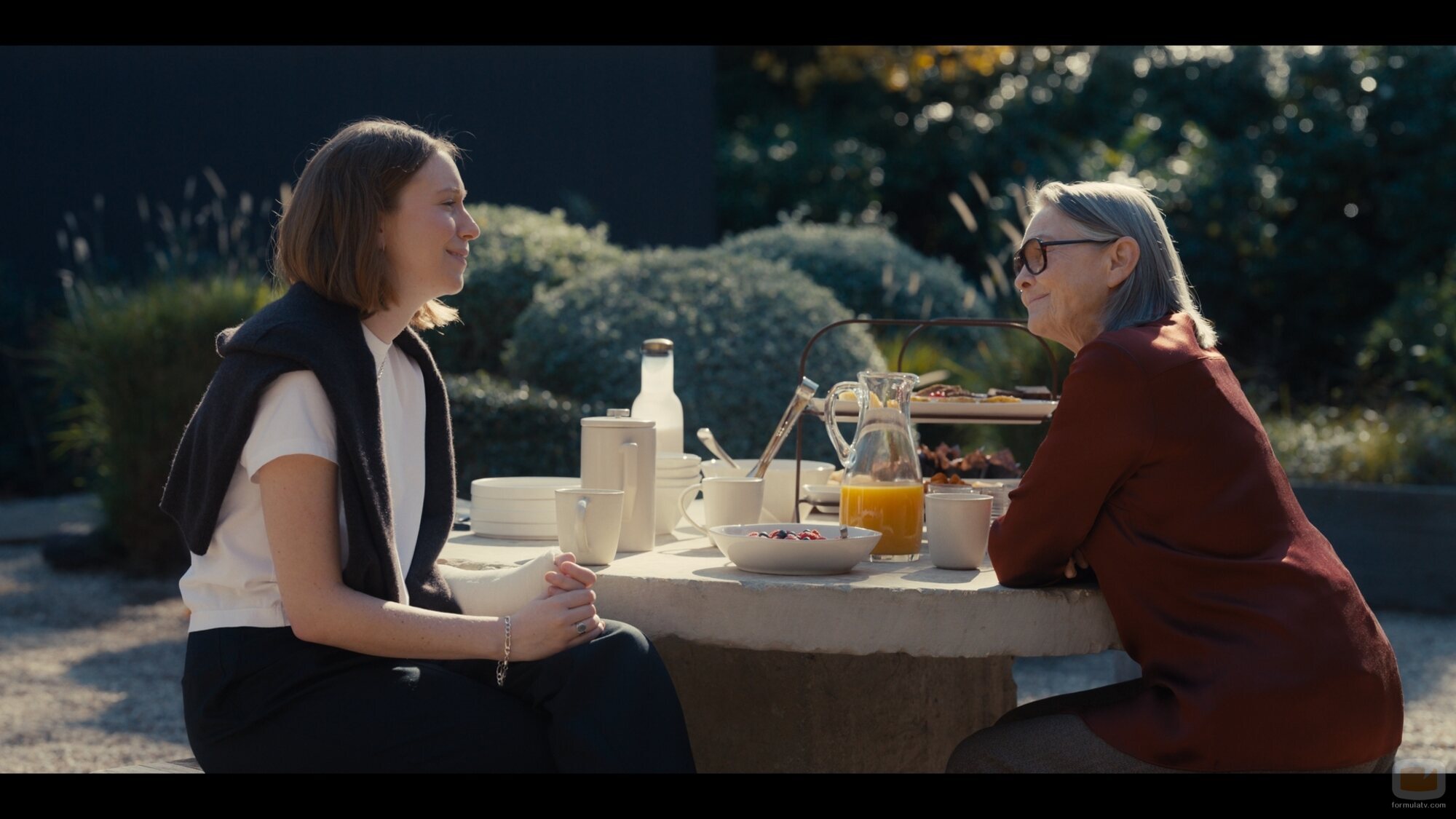 Hannah Einbinder y Cherry Jones en 'Montecito' de 'Hacks'