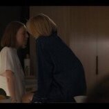 Hannah Einbinder y Leslie Bibb en el 5x07 de 'Hacks'