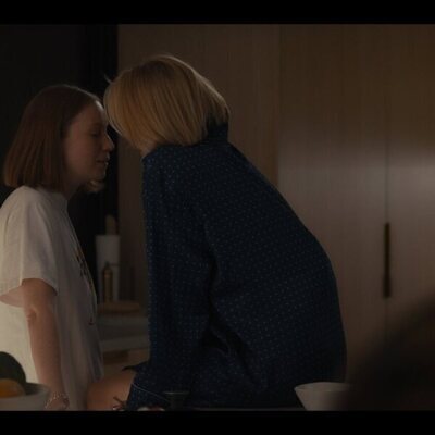 Hannah Einbinder y Leslie Bibb en el 5x07 de 'Hacks'