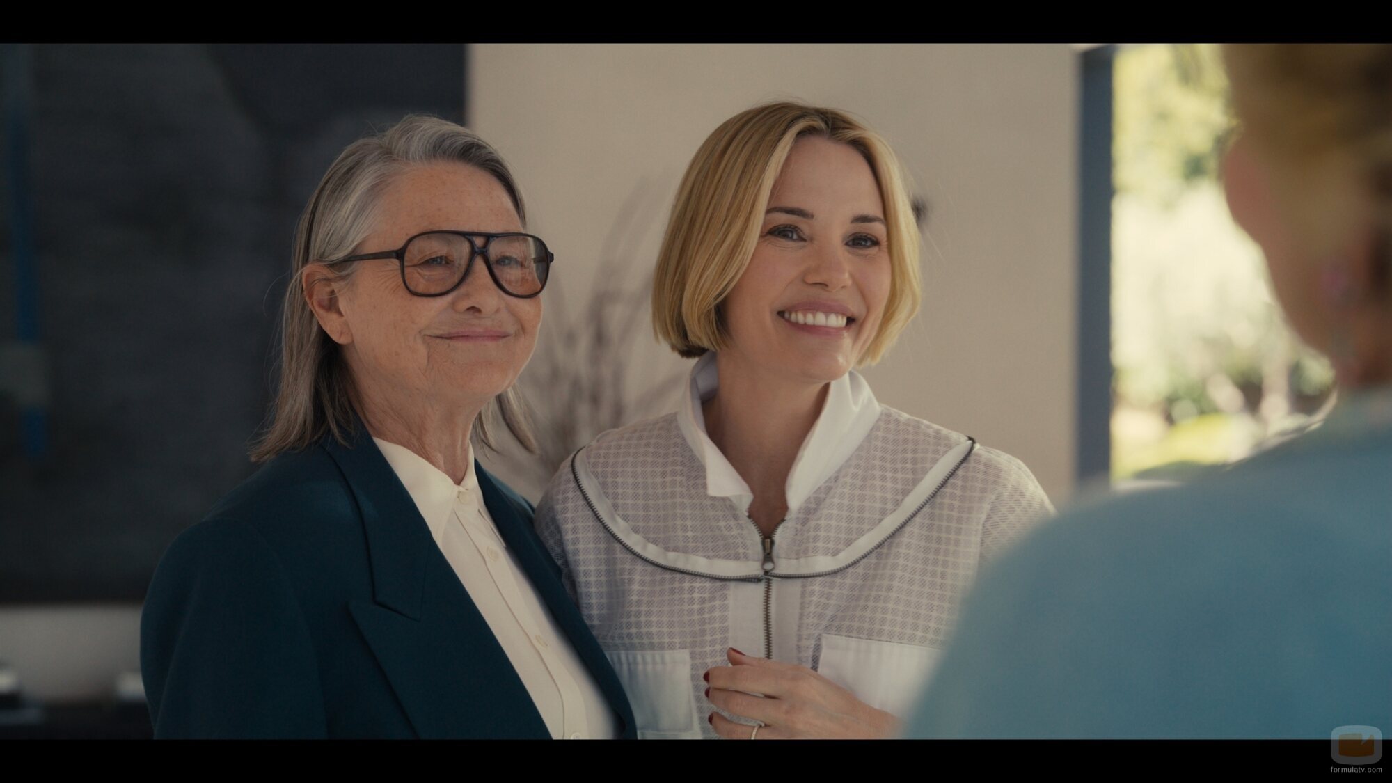 Leslie Bibb y Cherry Jones en la temporada 5 y el capítulo 07 de 'Hacks'