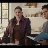 Paul W. Downs y Megan Stalter en Capítulo 8 titulado 'El Cubo' de 'Hacks'