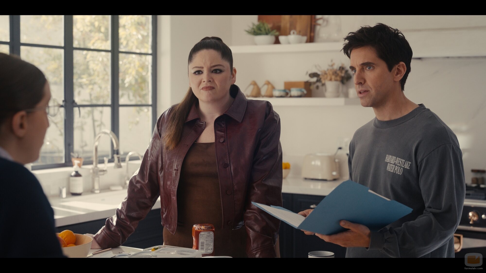 Paul W. Downs y Megan Stalter en Capítulo 8 titulado 'El Cubo' de 'Hacks'
