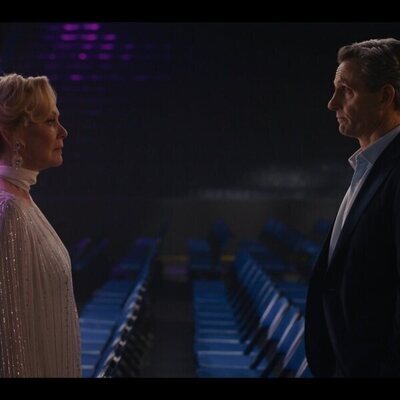 Tony Goldwyn y Jean Smart en el 5x09 de 'Hacks'