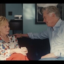 Jean Smart y Christopher McDonald en 5x09 titulado 'El Madison' de 'Hacks'