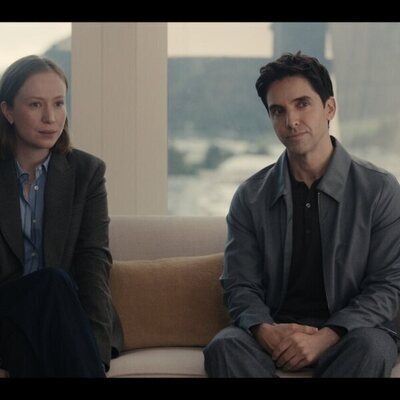Paul W. Downs y Hannah Einbinder en Capítulo 9 titulado 'El Madison' de 'Hacks'