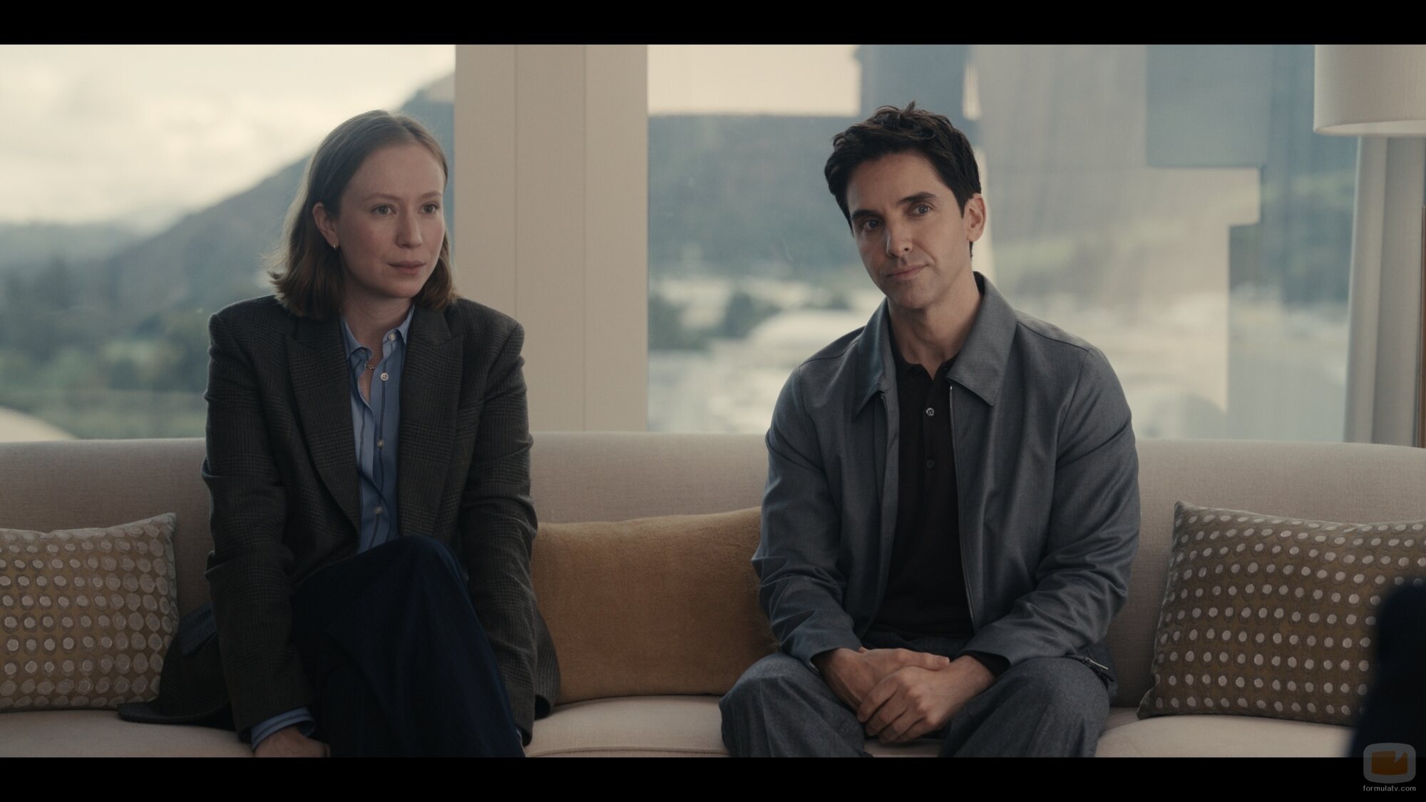 Paul W. Downs y Hannah Einbinder en Capítulo 9 titulado 'El Madison' de 'Hacks'