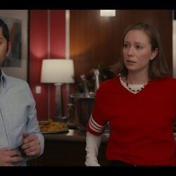 Hannah Einbinder y Mark Indelicato en 5x09 'El Madison' de 'Hacks'