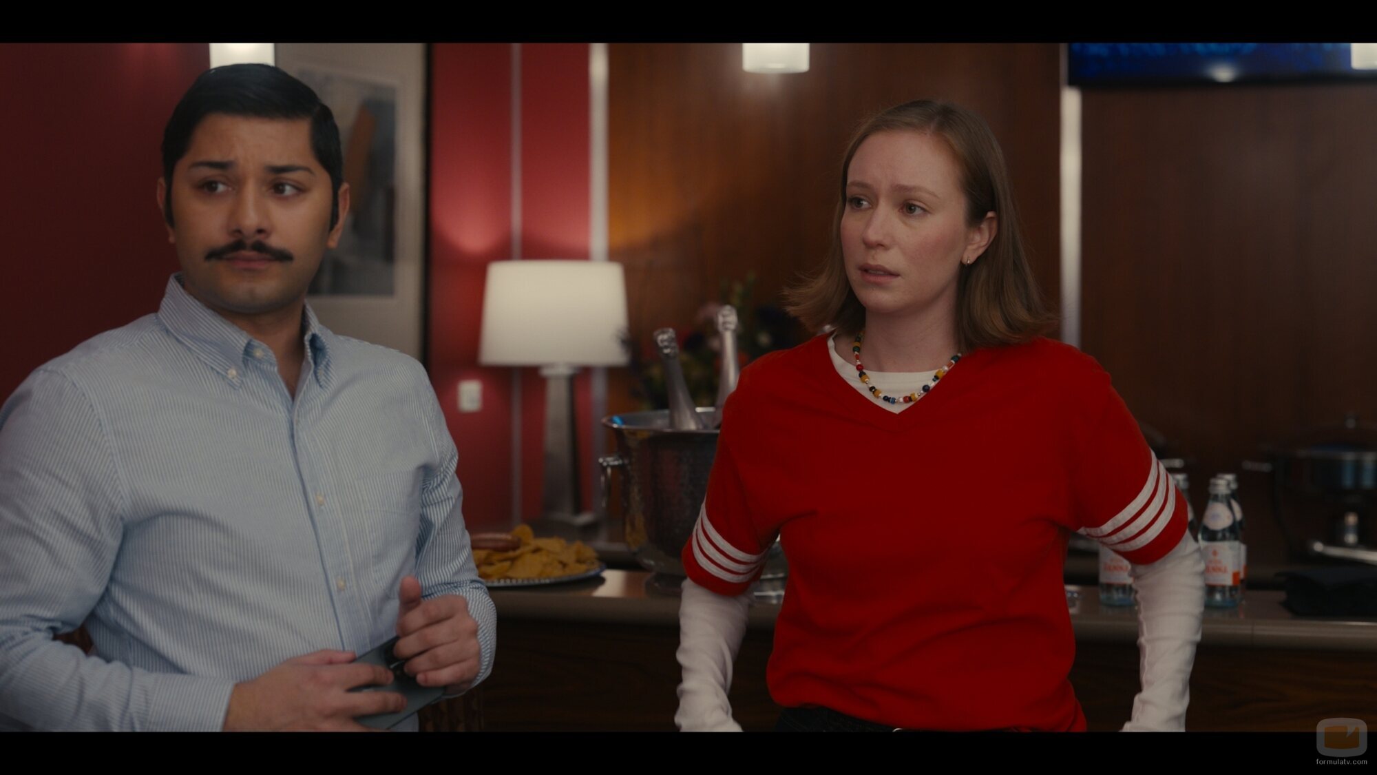 Hannah Einbinder y Mark Indelicato en 5x09 'El Madison' de 'Hacks'