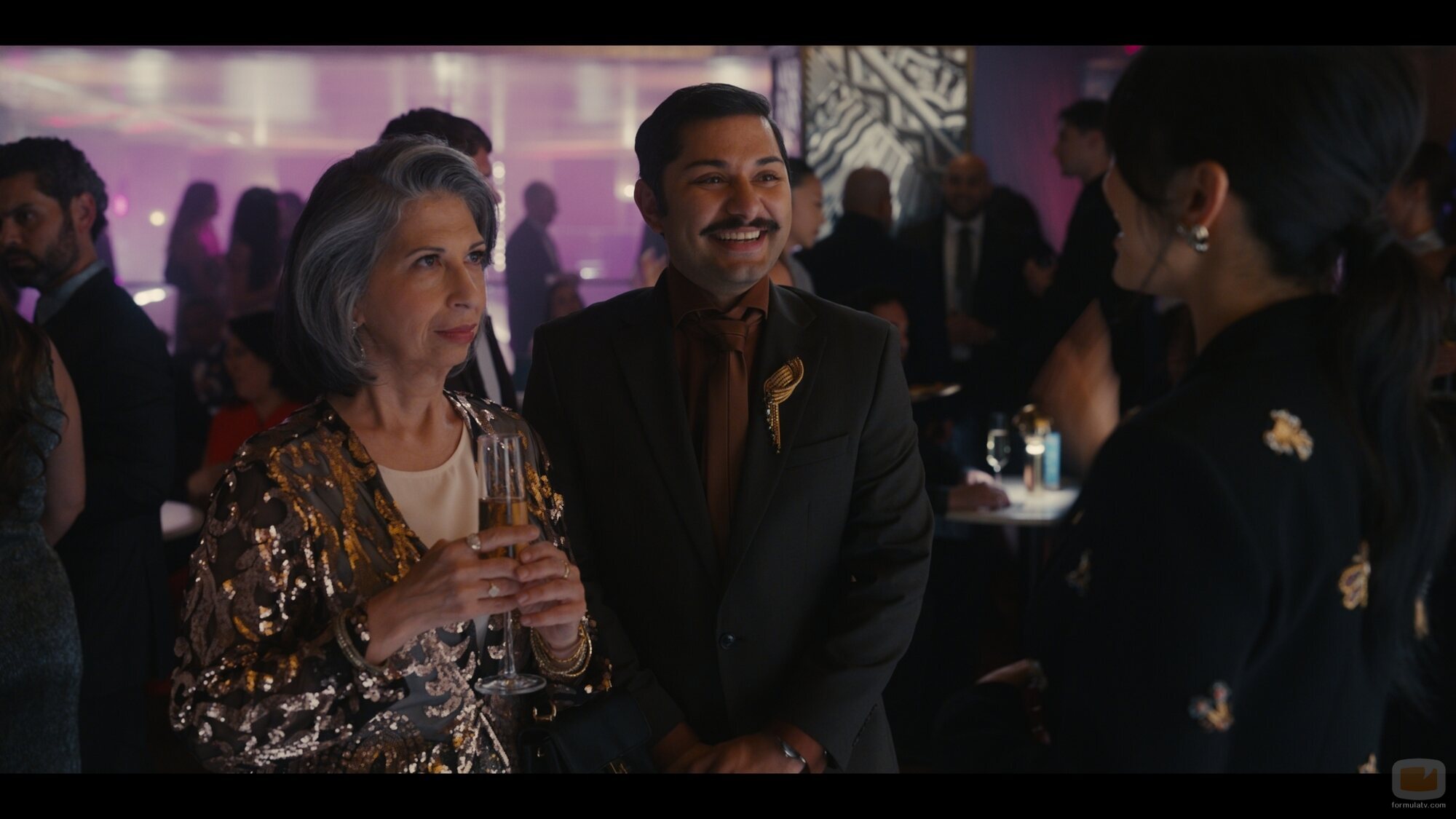 Rose Abdoo y Mark Indelicato en el 5x10 de 'Hacks'