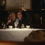 Fotograma de Hannah Einbinder y Jean Smart en la temporada 5 y el capítulo 10 de 'Hacks'