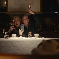 Fotograma de Hannah Einbinder y Jean Smart en la temporada 5 y el capítulo 10 de 'Hacks'