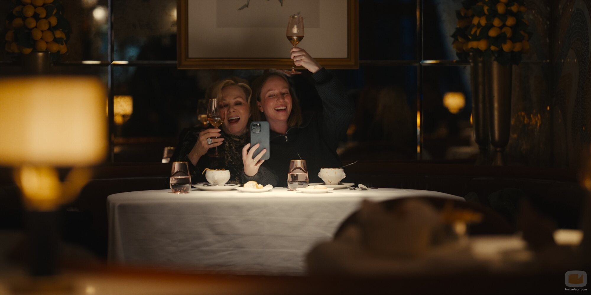 Fotograma de Hannah Einbinder y Jean Smart en la temporada 5 y el capítulo 10 de 'Hacks'