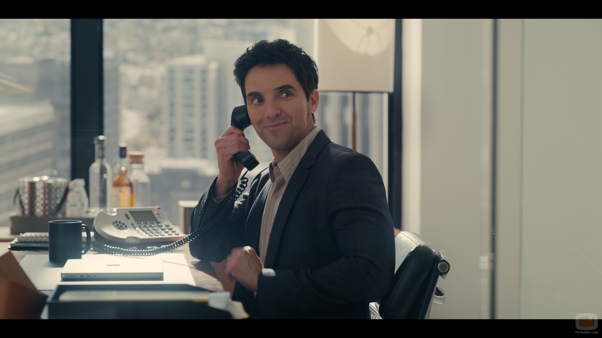 Paul W. Downs en 5x10 titulado 'Hacks' de 'Hacks'