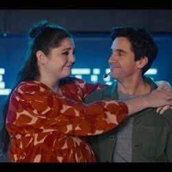 Paul W. Downs y Megan Stalter en 5x10 'Hacks' de 'Hacks'