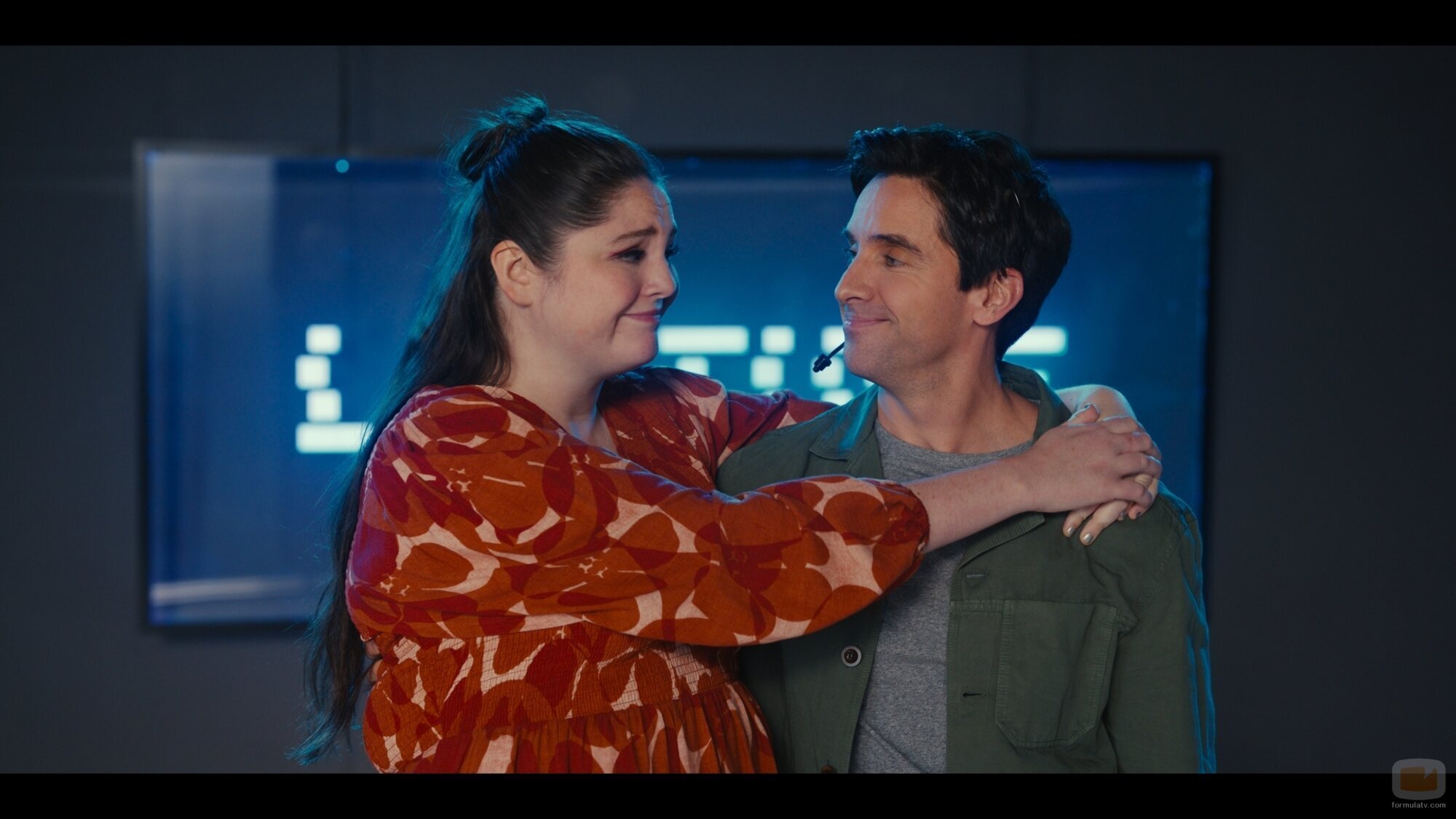 Paul W. Downs y Megan Stalter en 5x10 'Hacks' de 'Hacks'