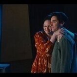 Paul W. Downs y Megan Stalter en la temporada 5 y el capítulo 10 de 'Hacks'