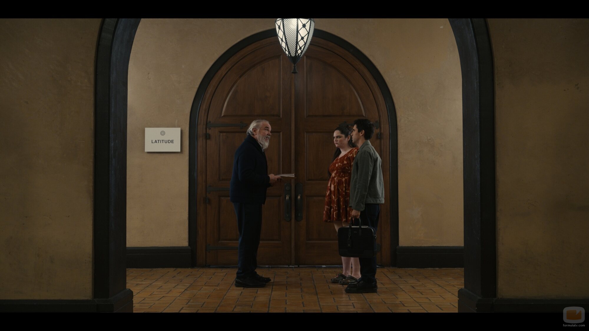 Megan Stalter y Paul W. Downs en el 5x10 de 'Hacks'