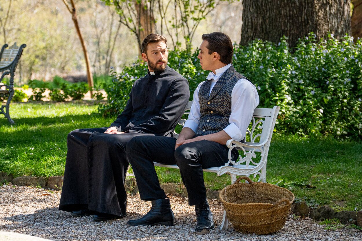 Carlo habla con Samuel en una escena de 'La promesa'