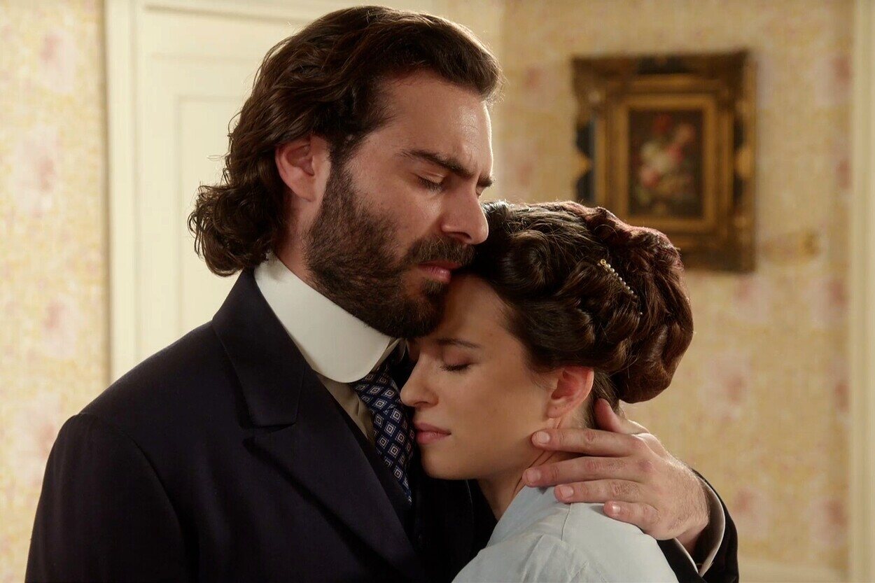 Martina y Adriano se abrazan en 'La promesa'