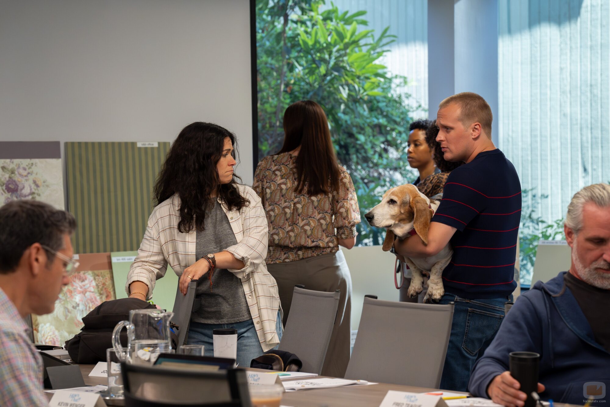 John Early y Abbi Jacobson en la temporada 3 y el capítulo 02 de 'The Comeback'