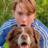 Kit Connor y Echo se hacen un selfie en el rodaje de 'Heartstopper'