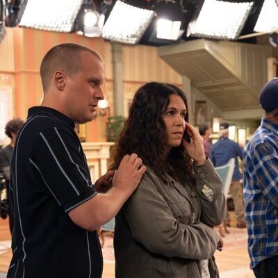 Abbi Jacobson y John Early en la temporada 3 y el capítulo 03 de 'The Comeback'