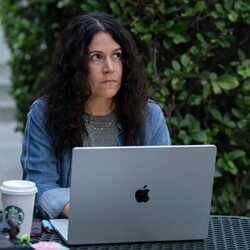 Abbi Jacobson en 3x04 'Valerie lo hace todo' de 'The Comeback'