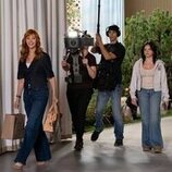 Ella Stiller y Lisa Kudrow en 'Valerie enciende una vela' de 'The Comeback'