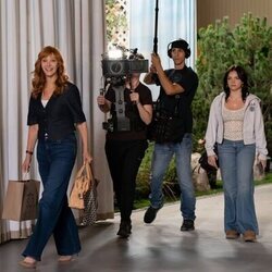 Ella Stiller y Lisa Kudrow en 'Valerie enciende una vela' de 'The Comeback'