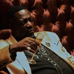 Adewale Akinnuoye-Agbaje en 3x08 'Confiamos en Dios' de 'Euphoria'